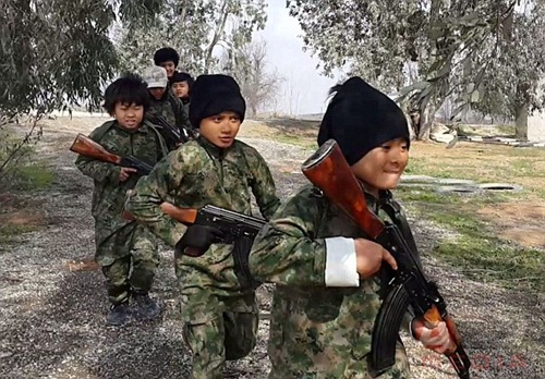 Gambar propaganda Daesh tentang kanak-kanak Malaysia yang (kononnya) dilatih di Syria. Gambar dari The Daily Mail.