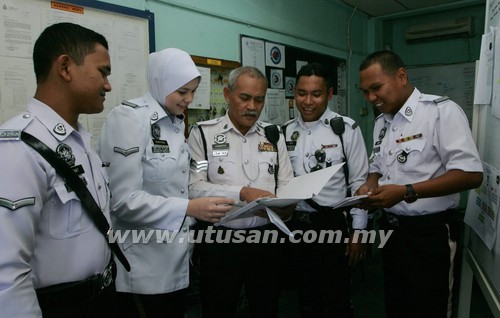 Look, ma! I'm famous! Abang Polis Syed Hazril Erza is second from right. Photo from utusan.com.mu 