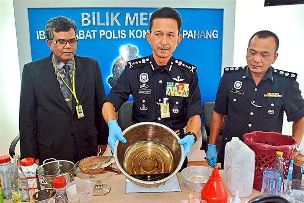 SDCP Sharifuddin showing some of the items that were seized from the suspects' house in Kuantan. Image from The Star