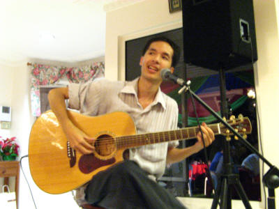 Nathaniel Tan, threateningly playing guitar. Image from politikus.xparte.com.