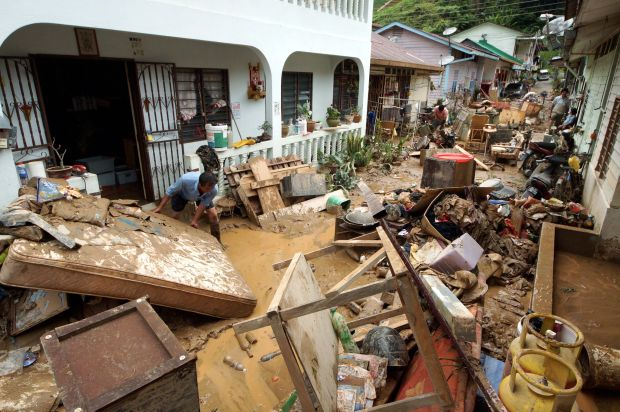 Residents cleaning out their houses after the 2013 flood. Most stuff had to be thrown away. - Image from Thestar.com.my