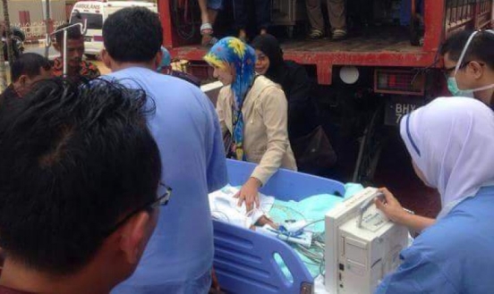 Evacuating a baby on an intubator to HUSM. Image from The Malay Mail Online.