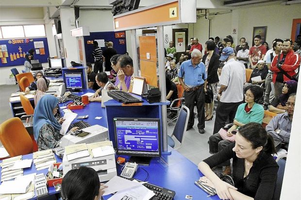 Long queues at JPJ office in PJ. Image from The Star.