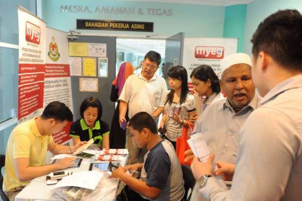 MyEG counters open to teach people how to renew permits online. Image from The Star.