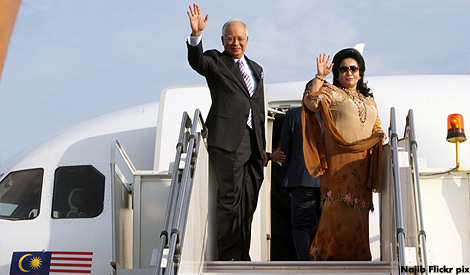 Najib Rosmah on their jet. Image from Malaysia Chronicle.