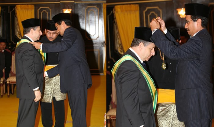 Sultan of Terengganu awarding Jean Todt. Image from aminain'fotopages.