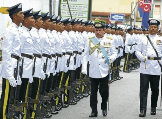 Sultan Ibrahim inspecting his army. Image from NST