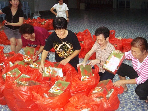 Volunteers packing food. Image from Christianity Malaysia