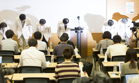 Samsung Medical Center doctors apologising for the mishandling of MERS. Photo from koreatimes.com