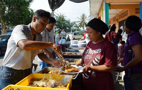 food aid foundation volunteers giving out food. Image from their Facebook