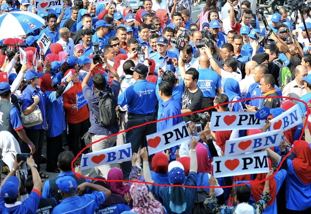 KUALA LUMPUR,  22 April -- Perdana Menteri, Datuk Seri Najib Tun Razak disambut oleh warga Selayang ketika melakukan walkabout di Bandar Baru Selayang di sini, hari ini.  -- fotoBERNAMA (2013) HAKCIPTA TERPELIHARA