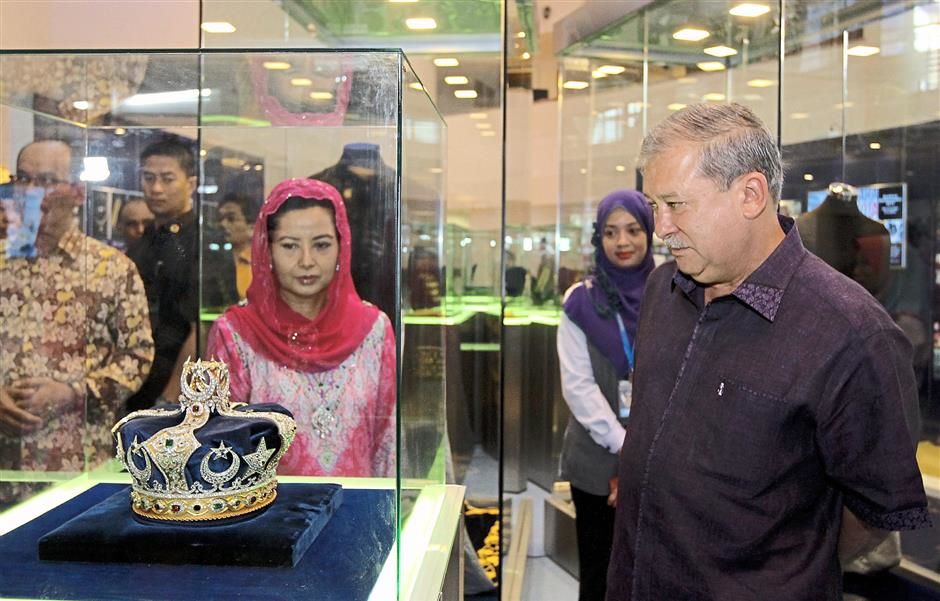 sultan ibrahim of johor looking at his crown. Image from The Star