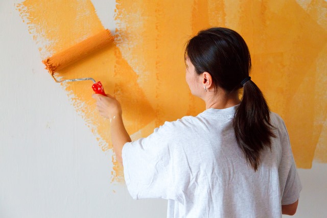 woman paint wall orange. Image from lifehack.org.