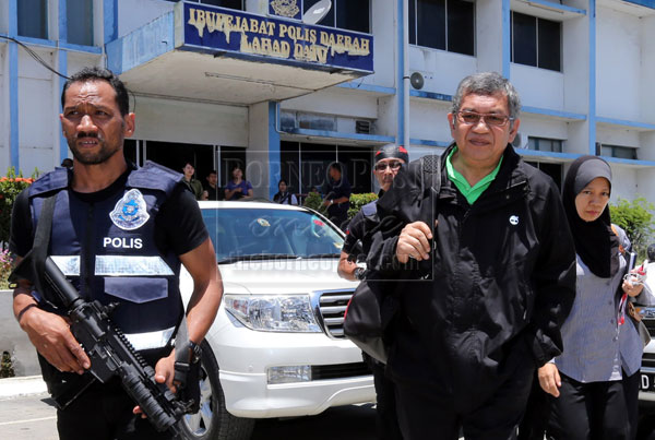 abdul gani with police guards lahad datu