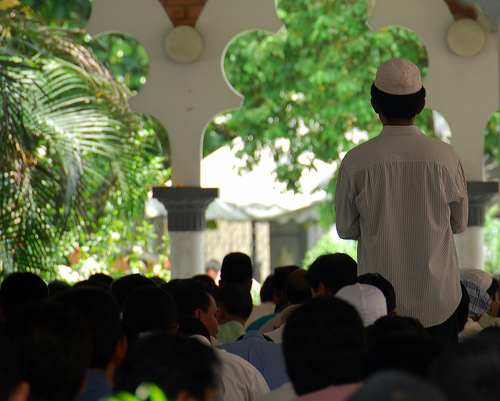 Prayers in a mosque. Photo from thaholiday.com