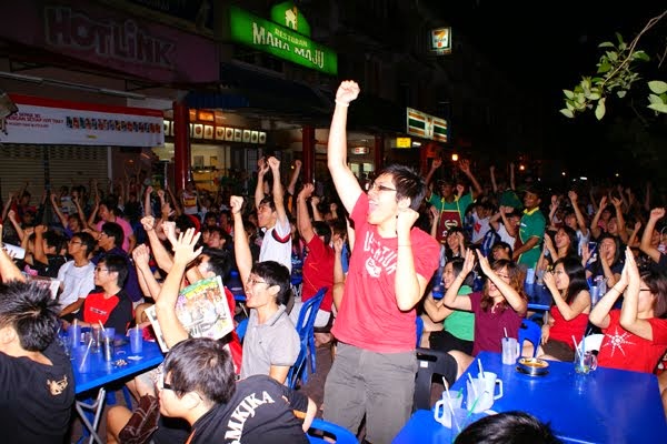 Watching football at the mamak as it should be, muhibah and fun!! Photo Credit: The Hive Asia