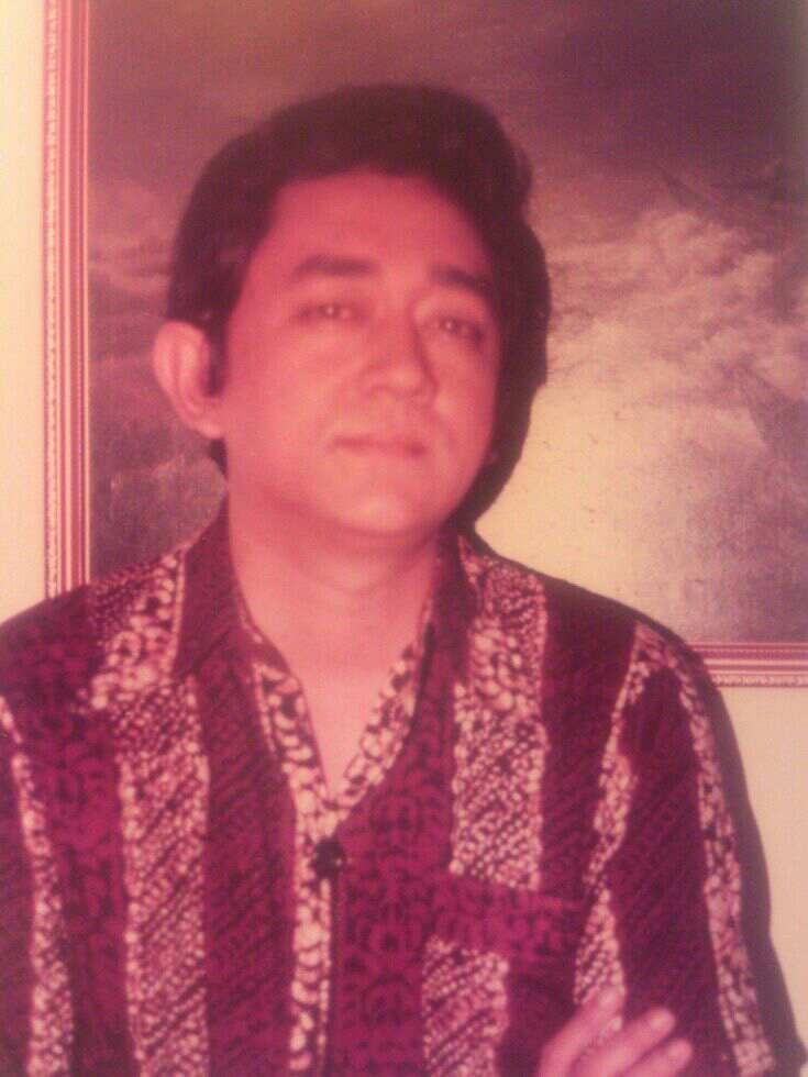 This is my dad, Monihuldin. Dayam, its no wonder im so good lookin guys. Image from family album