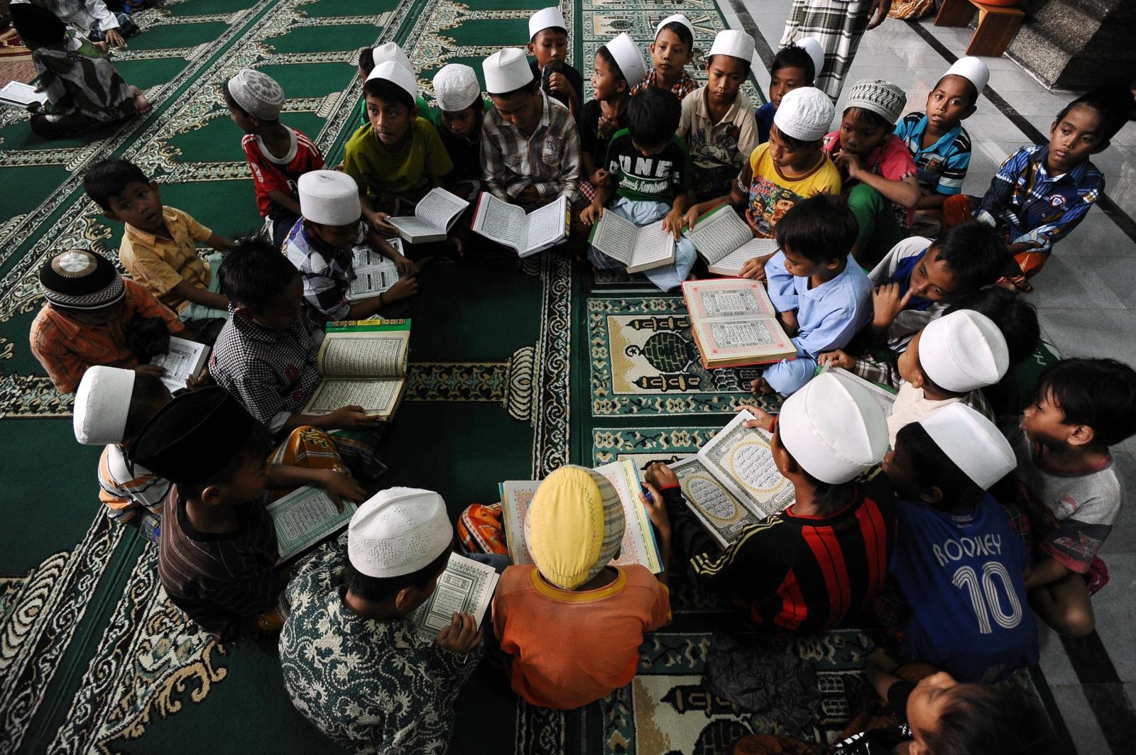 Muslims reading the Al-Quran. Photo from islaminindonesia.com