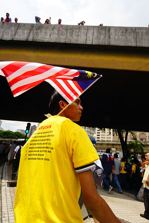 1 bersih suppoter with msia flag in his shirt