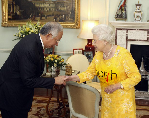 Britain's Queen Elizabeth greets Malaysia's Prime Minister, Najib Razak, during an audience at Buckingham Palace in central London July 14, 2011. REUTERS/Dominic Lipinski/Pool    (BRITAIN - Tags: POLITICS SOCIETY ROYALS)