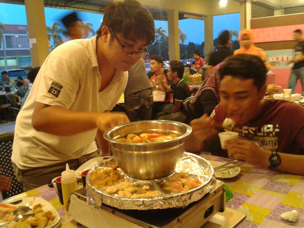 people eating steamboat. Image from yelp.my.