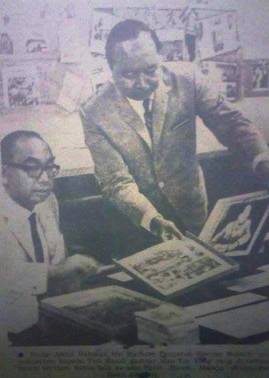 Tun Abdul Razak being showed the Maoist books taken from Labour Party offices. Pic from Berita Harian, November 28, 1967