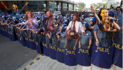 Tsk Malaysia… You won’t believe how Philippines’ gomen controls riots