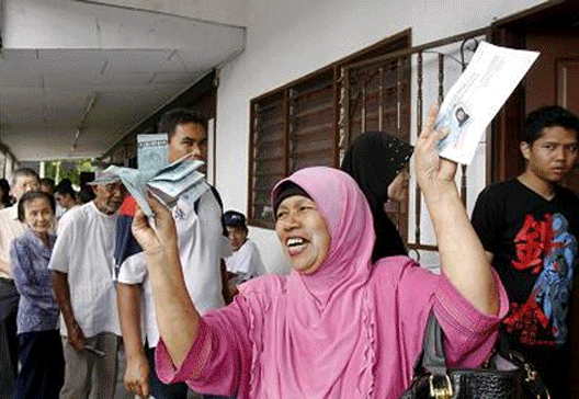 woman collecting BR1M money. Image from BR1M site