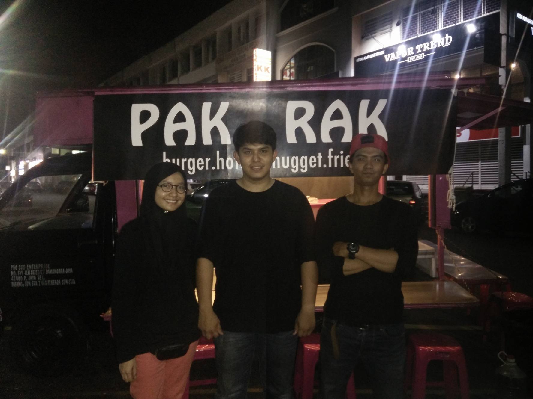 Pak Rak Burger stall. Diana on the left, Shahir in the middle and their friend Jai on the right. Click here for their Facebook page!