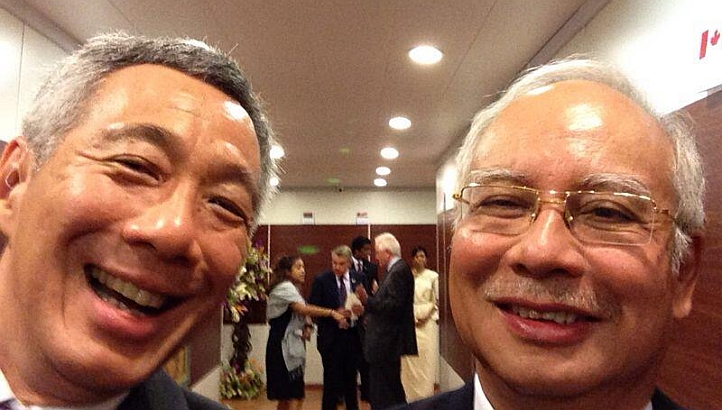 Najib lee hsien loong selfie Image from Malaysian Digest