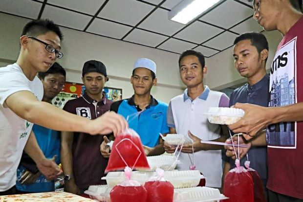 USM Student Council Vice President II Wang Wee Foong (left) leading the food programme. Click on pic for full story. Image via thestar.com.my 