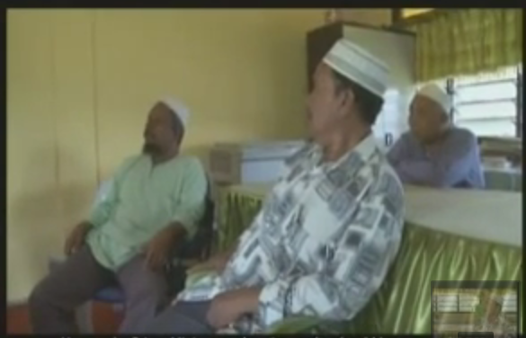 Some of the villagers present during the incident. Screenshot of Al-Fatehah Memali from Youtube
