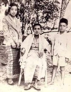 shamsiah fakeh aged 13 with her mother and brother Image from tarbiahdiriku.blogspot.my.