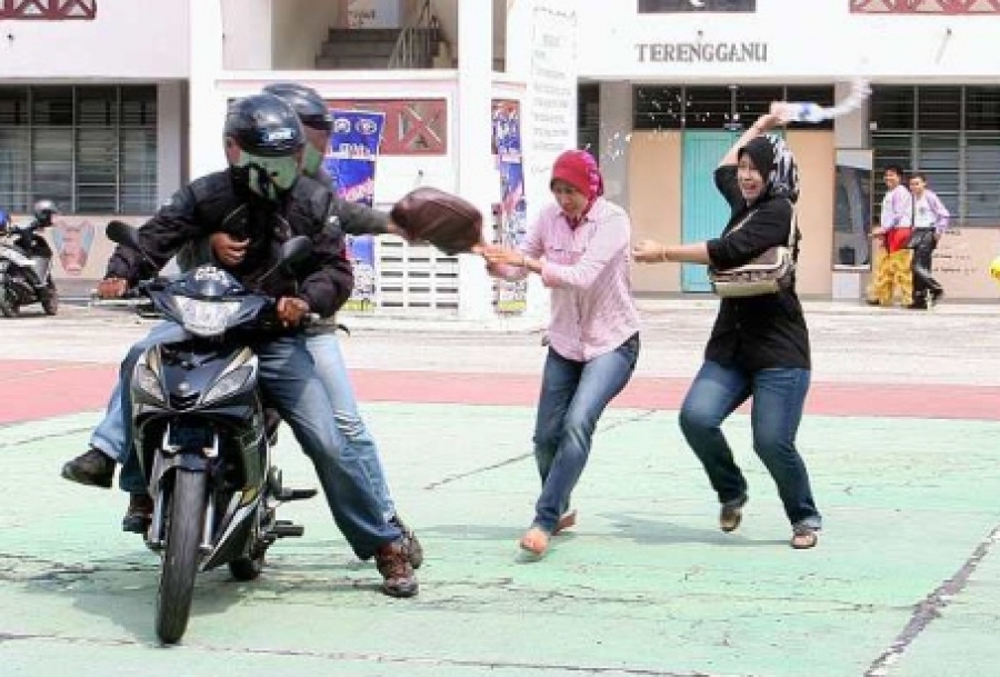 kl crime snatch theft motorcycle Image from funnymalaysia.net