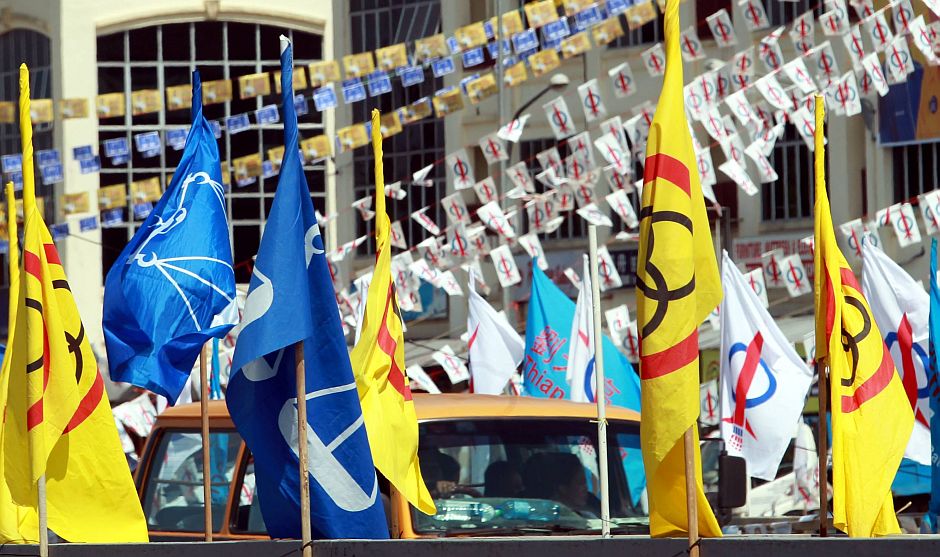 Flags of Barisan National party and opposition party are seen at Jalan Stephen Yong , ahead of the 11th Sarawak state election on 27 April ,2016 AZHAR MAHFOF/The Star (KUCHING)