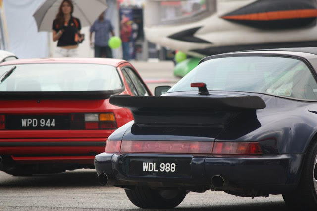 An old 944 next to a 911 at the Star Motoring Carnival 2012 - Image via classiccarsmalaysia.blogspot.com