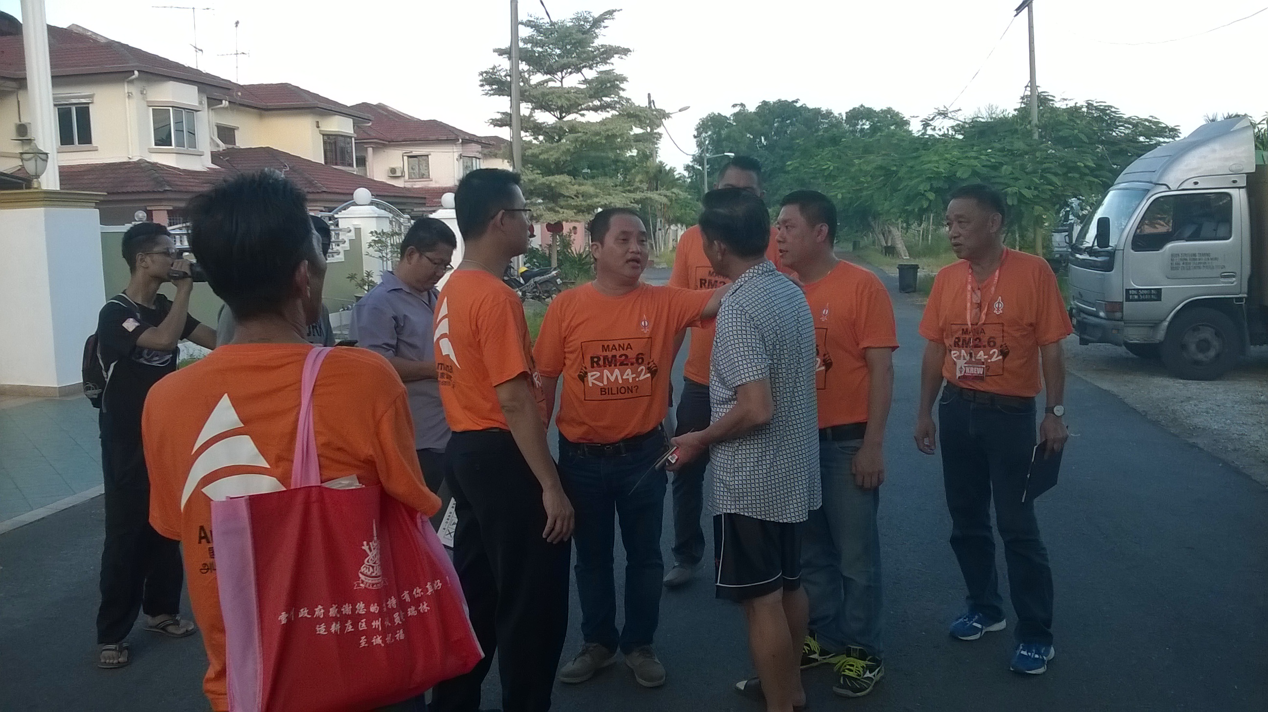 YB Ng Suee Lim did his part in promoting the Amanah candidate to locals.