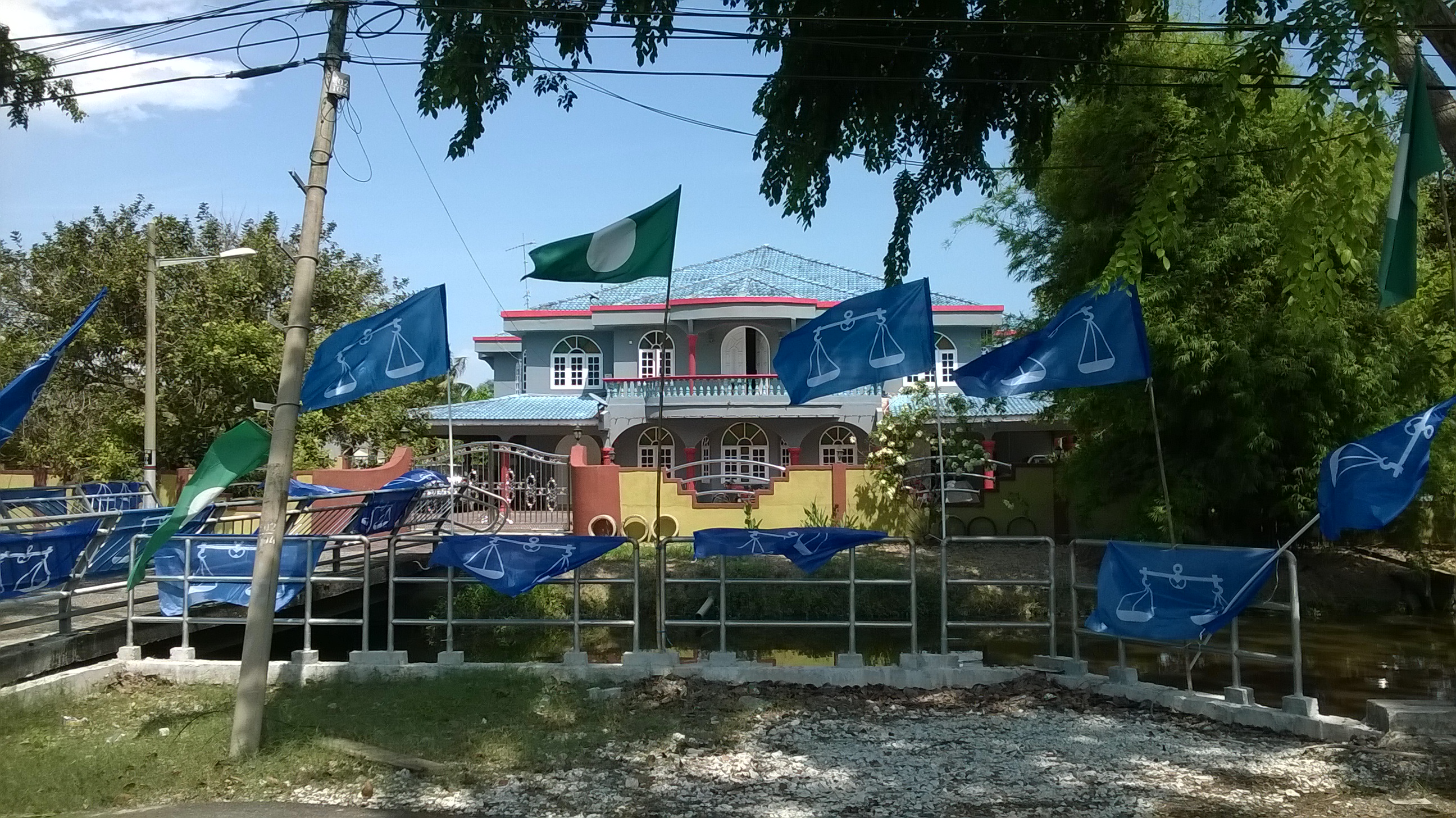 BN flags easily outnumbered PAS and Amanah flags in Sungai Besar.