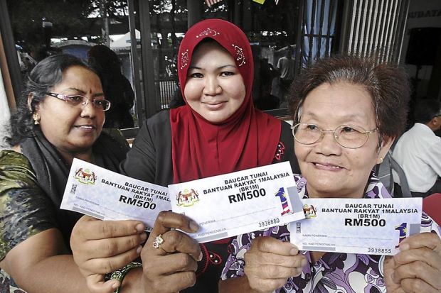 BR1M aunties collecting Image from Bajet.com.my.