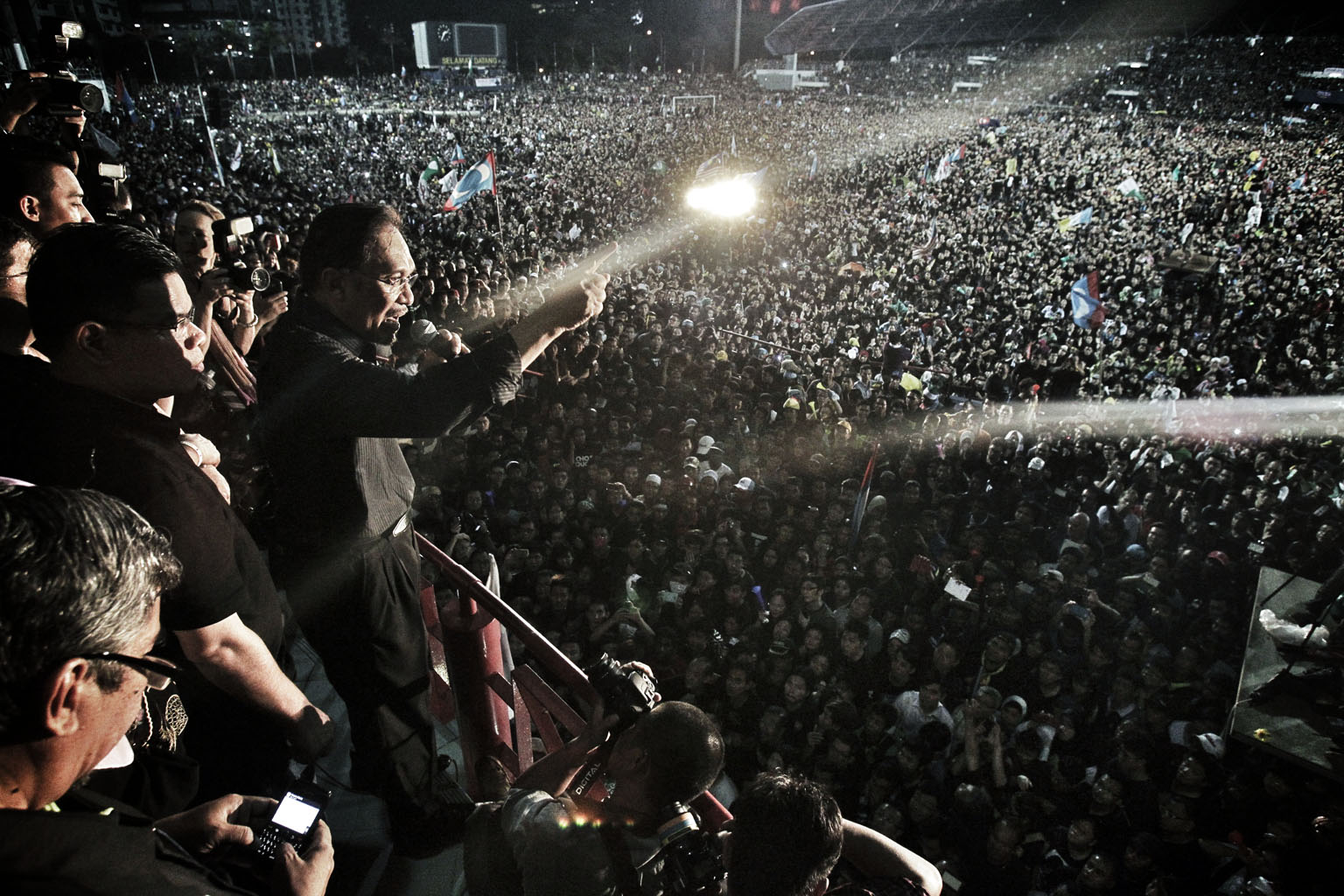 Malaysian opposition leader Anwar Ibrahim waves to his supporters during a rally at a stadium in Kelana Jaya, Selangor on May 8, 2013. Thousands of Malaysians dressed in mourning black gathered May 8 to denounce elections which they claim were stolen through fraud by the coalition that has ruled for 56 years. [Malaysia General Election 2013] Please note that this photo has never been used, so not a file photo.##########1##########KEVIN LIM