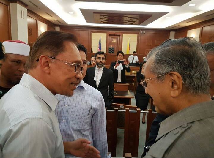 这张是历史性的画面，敦马哈迪在法庭与安华18年决裂后见上一面，一笑泯恩仇。 图来自太阳报