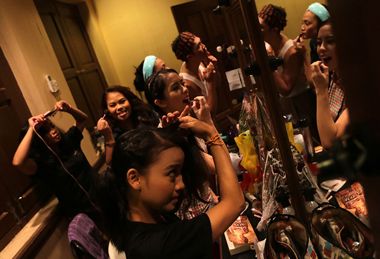 mud kl cast backstage make up. Image from Astro Awani