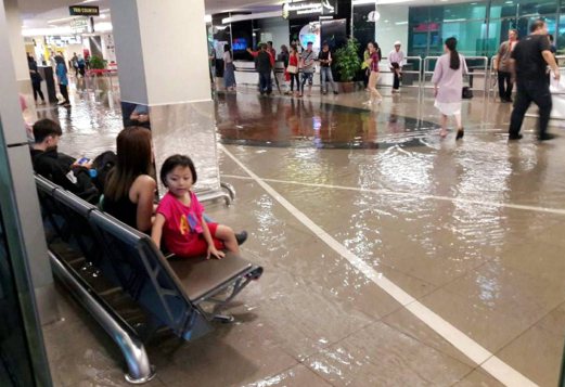 PENANG 18 JULY 2016. Banjir kilat berlaku di balai ketibaan Lapangan Terbang Antarabangsa Bayan Lepas di sini, selepas berlaku hujan lebat. NSTP/IHSAN PEMBACA