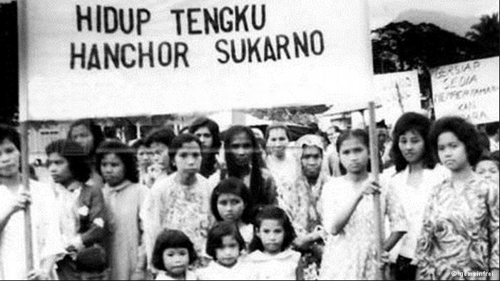 This Malaysian banner reads "Long live, Tunku. Down with Sukarno" Image via www.indosejati.com