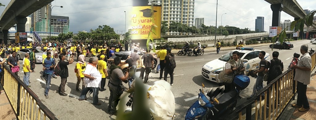 Tun M's Jaguar driving off the wrong way down Jalan Bangsar. Sorry Panorama picture fail