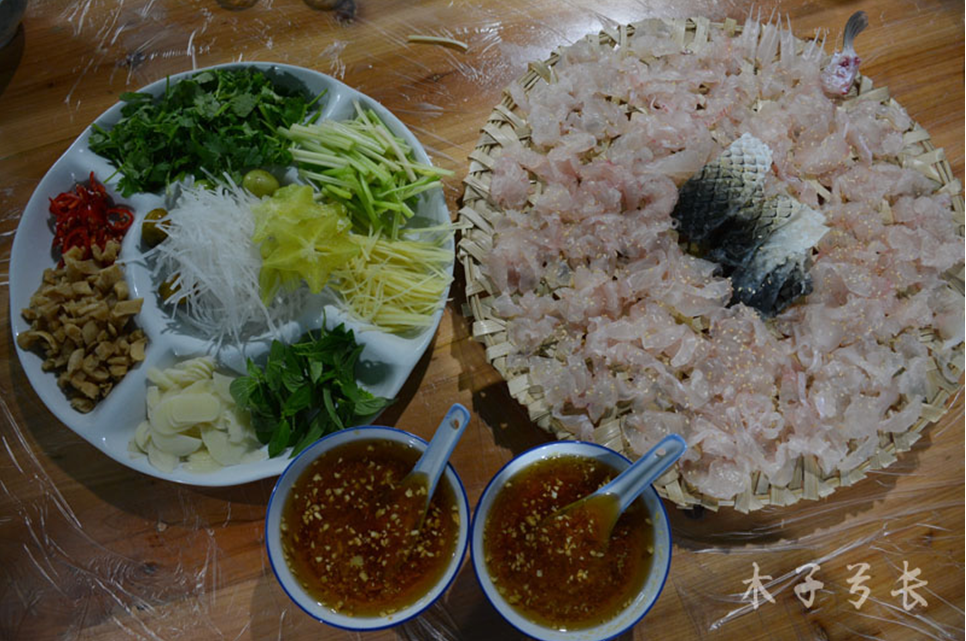 The biggest change that Loke made was in the way yusheng was eaten. Fish is the star ingredient in traditional Chinese yusheng and people could choose which vegetables they liked to go with the raw fish. In Loke’s version, the fish is a small part of the ingredients and everything is mixed together on the main dish.(Pic from lk99zbf.lofter.com)
