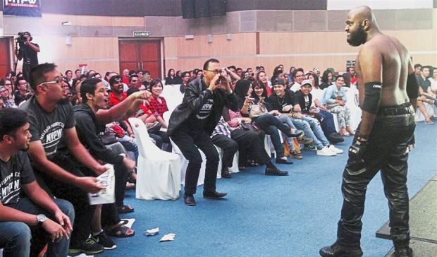 malaysia spectators booing wrestler