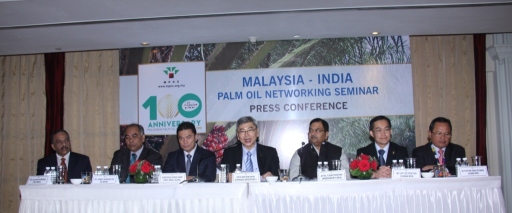 Dr.Kalyan_Sundram__CEO_of_MPOC_Malaysian_along_with_YB.Datuk_Seri_Mah_Siew_Keong__Minister_of_Planta_442826-1