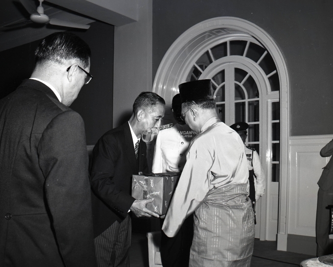 PM Kishi meeting with Yang di-Pertuan Agong Tuanku Abdul Rahman ibni Almarhum Tuanku Muhammad in 1957. Image from my1foto.penerangan.gov.my