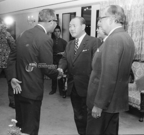 PM Kakuei Tanaka in Malaysia being greeted by Tun Abdul Razak and Dato Hussein Onn in 1974. Image from my1foto.penerangan.gov.my